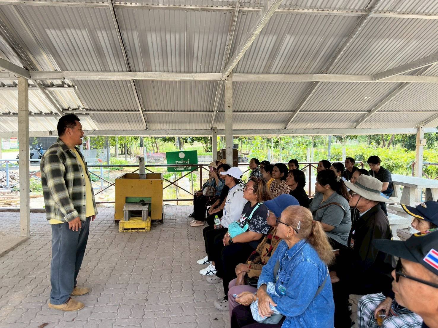 title - ส.ป.ก.พระนครศรีอยุธยา จัดการศึกษาดูงานโครงการที่ดินพระราชทานจังหวัดพระนครศรีอยุธยา ปีงบประมาณ พ.ศ. ๒๕๖๙ หลักสูตร การศึกษาดูงานการพัฒนาตามแนวทางพระราชดำริ ซึ่งได้รับเกียรติจากนางวิไลกัลยา สาริพันธ์ ปฏิรูปที่จังหวัดระยอง ให้การต้อนรับและอำนวยความสะดวก ณ ศูนย์บริการการพัฒนาปลวกแดงตามพระราชดำริ จังหวัดระยอง
